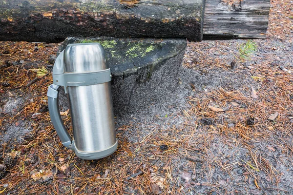 Αλουμίνιο Θερμός Πορεία Για Ζεστό Τσάι Καφέ Είναι Στο Έδαφος — Φωτογραφία Αρχείου