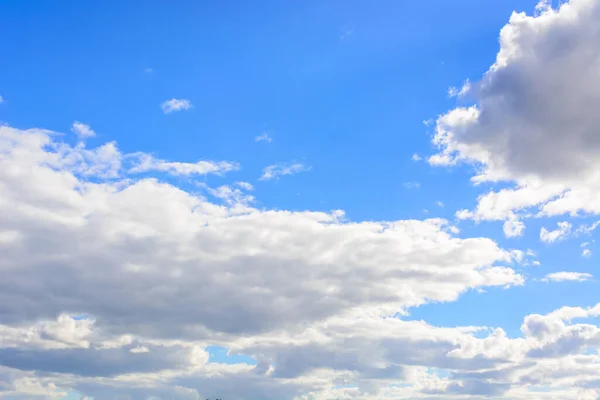 浮遊白い雲と青空 — ストック写真
