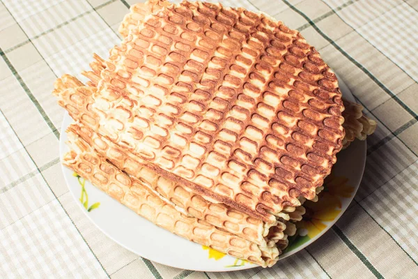 Nce Waffle Lar Mutfak Masasındaki Tabakta Samanlara Sarılmış — Stok fotoğraf