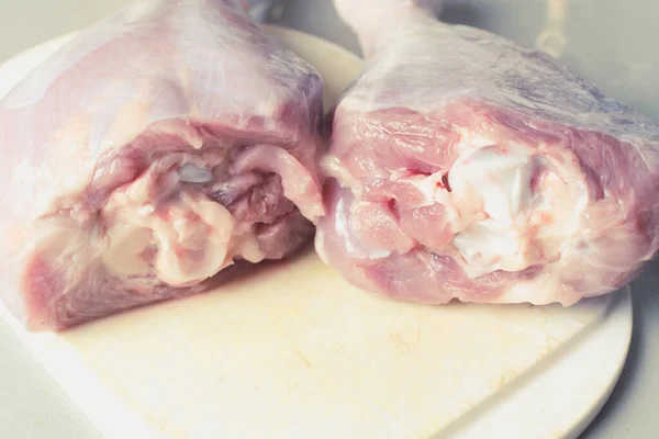 Размороженные Ноги Индейки Белой Доске Приготовления Пищи — стоковое фото