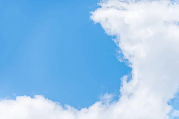Блакитне Небо Плаваючими Білими Хмарами Тло — стокове фото