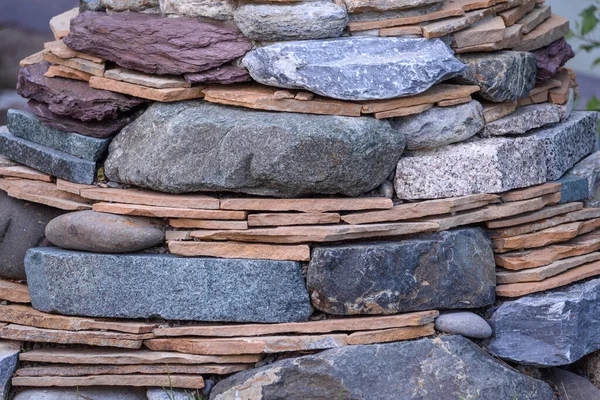 Große Pyramide Aus Dünnen Und Dicken Steinen Übereinander Gestapelt — Stockfoto