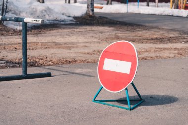 Şehir parkına taşınabilir trafik işaretinin takılması yasaktır