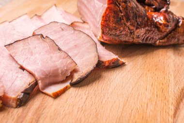 Tahtada dilimlenmiş füme domuz eti.