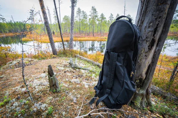 Langer Schwarzer Geschlossener Taschenrucksack Für Gewehre Steht Herbst Waldufer Hintergrund — Stockfoto