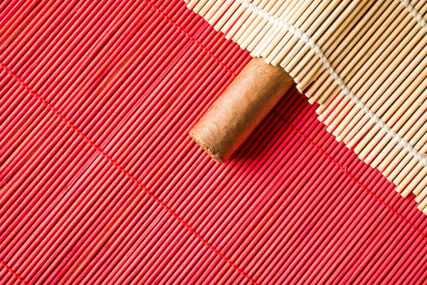 Настоящая Сигара Покрытая Квадратным Бамбуковым Ковриком — стоковое фото