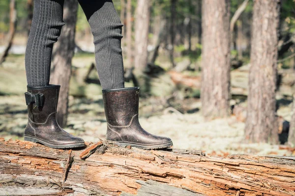 Meisjes Dunne Benen Rubberen Laarzen Steken Het Bos Door Gevallen — Stockfoto