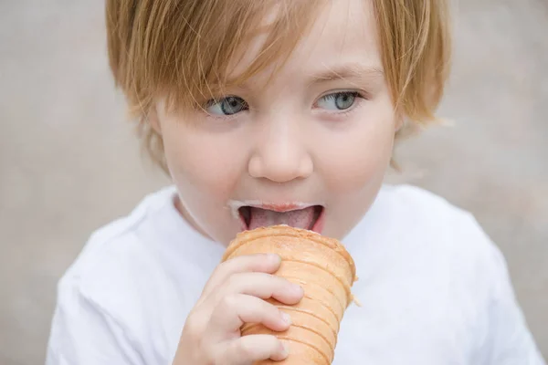 Hermoso Bebé Con Ojos Azules Camiseta Blanca Está Comiendo Vaso — Foto de Stock