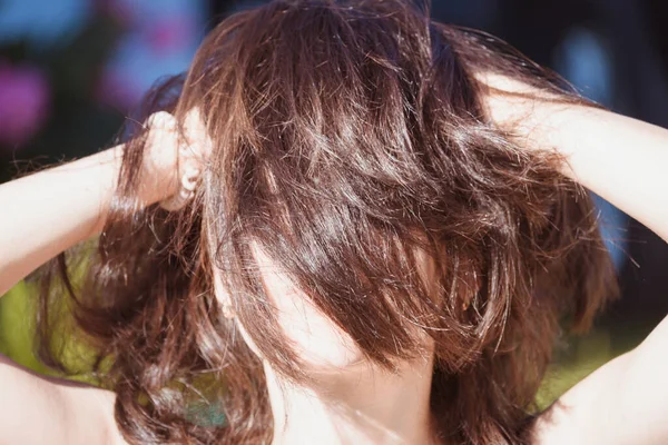 Brünettes Mädchen Glättet Zotteliges Haar Mit Den Händen Sonnigen Tagen — Stockfoto