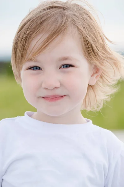 Radosne Dziecko Dziewczyna Białej Koszuli Letni Dzień — Zdjęcie stockowe