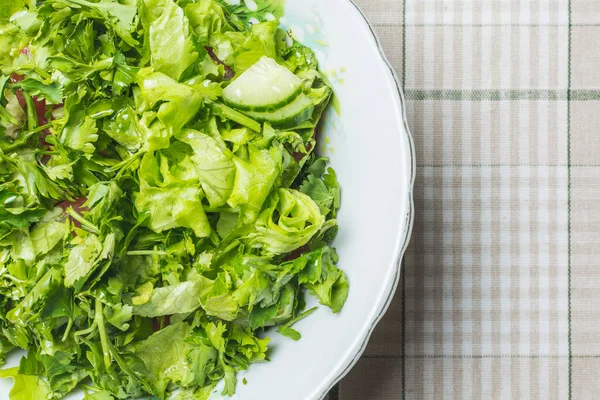 Ensalada Verde Fresca Tomate Pepino Plato Mesa Cocina — Foto de Stock