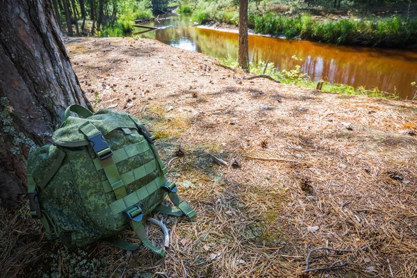 Sac Dos Vert Pour Randonnée Trouve Sur Rive Rivière Dans — Photo