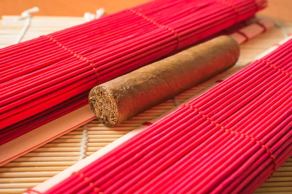 Thick Cigar Red Bamboo Mat — Stock Photo, Image