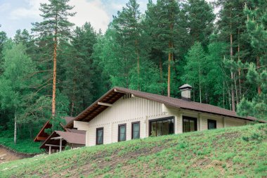 Doğada dağlarda yaşayan insanlar için seçkin bir ev.