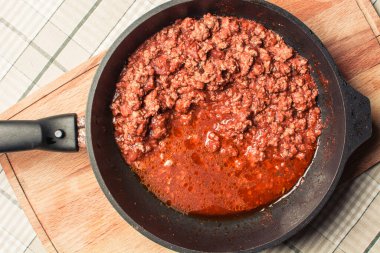 Spagetti için domates soslu kıyma.