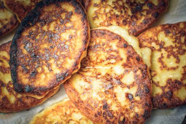 Fazla yağı emmek için beyaz peçeteye peynirli kek.