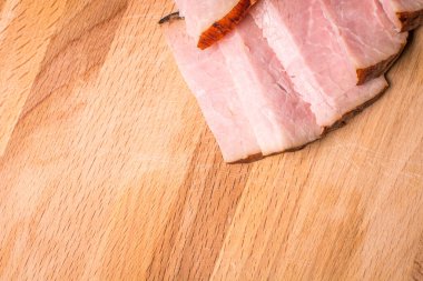 Tahtada dilimlenmiş füme domuz eti.