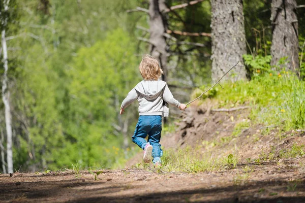 美しい赤ちゃんの散歩や森の中で楽しい時間を過ごす — ストック写真