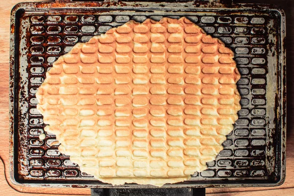 Cialde Sottili Sono Arrostite Ferro Stiro Tavolo Cucina — Foto Stock