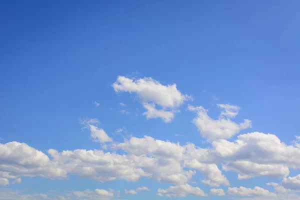 Blå Himmel Med Flytande Vita Moln Bakgrund — Stockfoto