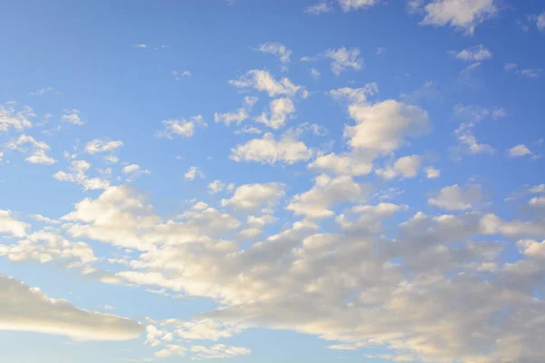 Blå Himmel Med Flytande Vita Moln Bakgrund — Stockfoto