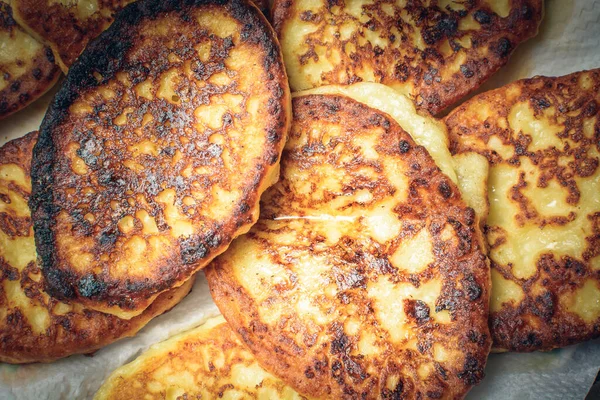 Fazla yağı emmek için beyaz peçeteye peynirli kek.