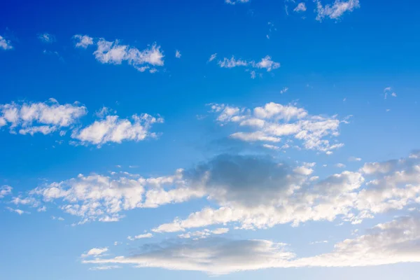 Блакитне Небо Плаваючими Білими Хмарами Тло — стокове фото
