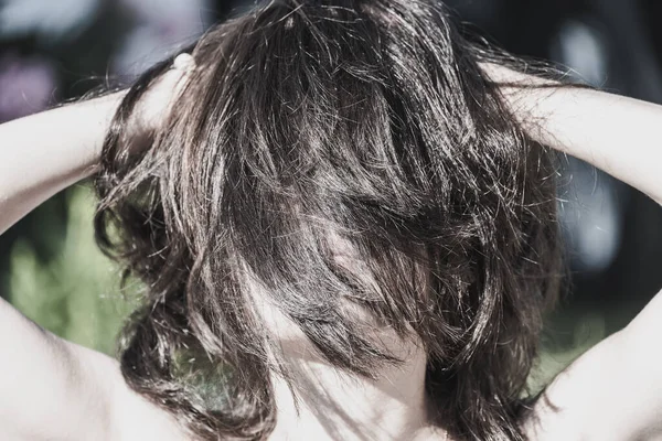 Brünettes Mädchen Glättet Zotteliges Haar Mit Den Händen Sonnigen Tagen — Stockfoto