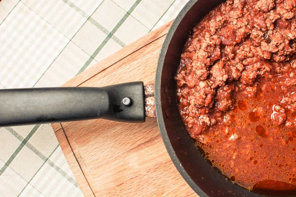 Spagetti için domates soslu kıyma.