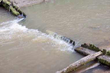 Bulanık baraj nehri hızlı akıntıyla