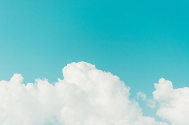 Yüzen beyaz bulutlu mavi gökyüzü. Arkaplan