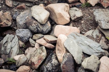 Dağlardaki kayalıklarda keskin taş parçaları