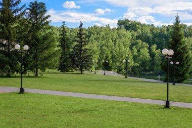 Karanlıkta sokak ışıkları için elektrik lambası