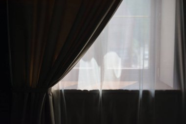 Odadaki karanlık için penceredeki güzel perdeler