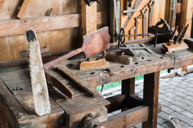 Marangozların marangoz masasında çalışması için ahşap planörler.