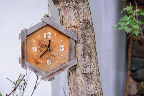 Wooden Clock Arrows Arrived Tree Street — Stock Photo, Image