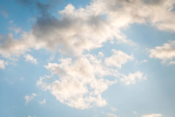 Blå Himmel Med Flytande Vita Moln Bakgrund — Stockfoto