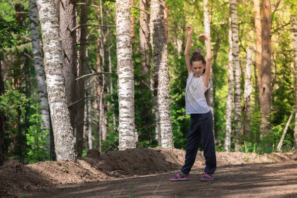 美しい少女が森の中を歩く — ストック写真