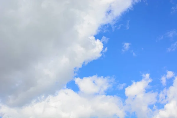 Blå Himmel Med Flytande Vita Moln Bakgrund — Stockfoto