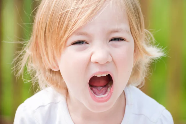 Schöne Mädchen Mit Weißen Haaren Und Offenem Mund — Stockfoto