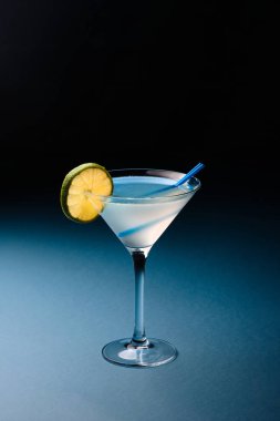Koyu mavi arka planda klasik Daiquiri kokteyli