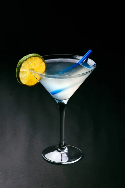 Klassieke Daiquiri cocktail op donkere achtergrond — Stockfoto