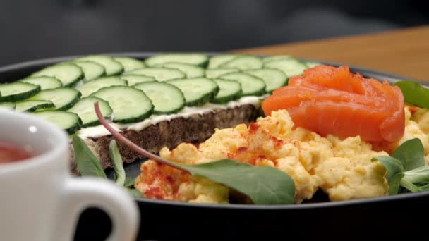 Frühstück Omelett Mit Lachs Und Brot Mit Gurkenscheiben Nahaufnahme Auf — Stockvideo