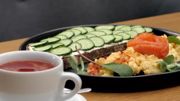 Ontbijt Omelet Met Zalm Brood Met Kaas Plakjes Komkommer Schot — Stockvideo