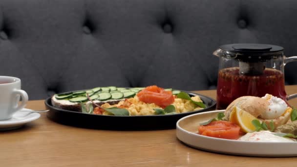 Frühstück Restaurant Omelett Mit Lachs Und Brot Mit Gurkenscheiben Nahaufnahme — Stockvideo