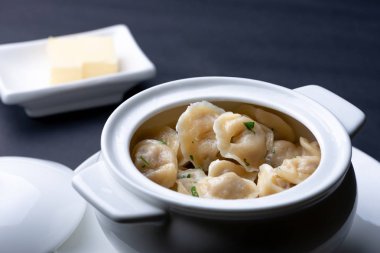 Et köfte, bir porselen tencerede pelmeni.