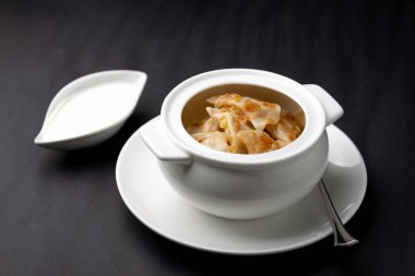 Kızarmış soğan ve ekşi krema ile Köfte.