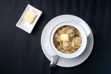 Et köfte, bir porselen tencerede pelmeni.