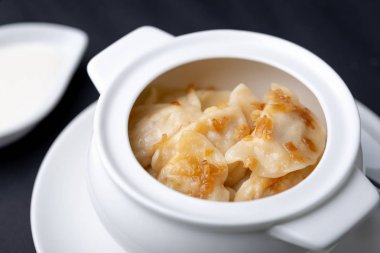 Kızarmış soğan ve ekşi krema ile Köfte.