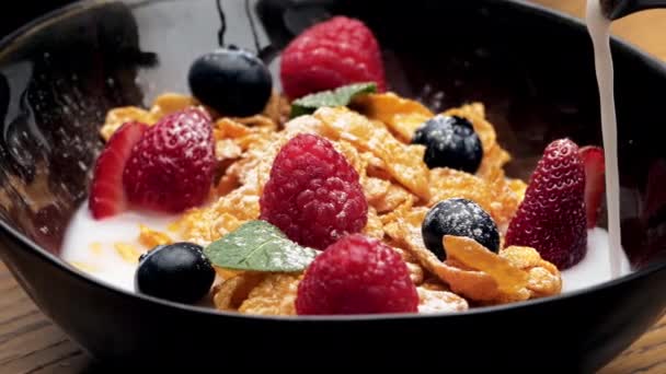 Cornflakes Mit Frischen Himbeeren Blaubeeren Und Erdbeeren Keramikschale Nahaufnahme — Stockvideo